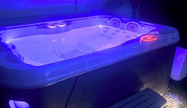 Hamptons Retreat Hot Tub Minutes to Beaches