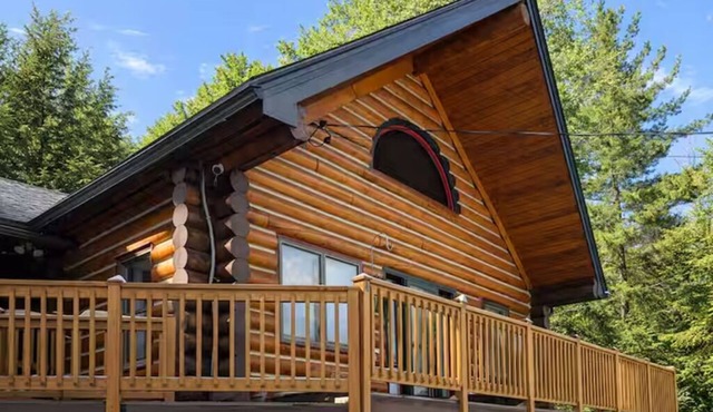 Handcrafted Vermont Chalet Walk to Lake Fire Pit Private Deck AC