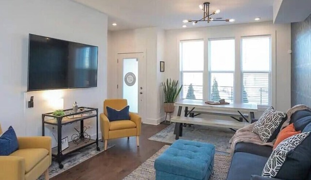 Hank's Hangout 24–Rooftop Deck–Sleeps 8