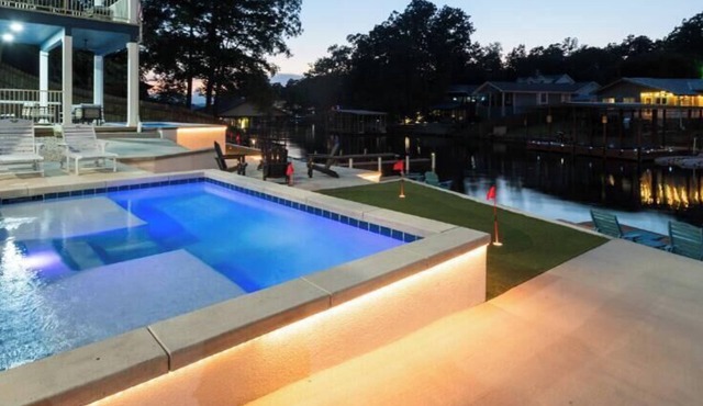 Heated Pool! MiniGolf! Hot Tub! Fire Pit! Lakefront!