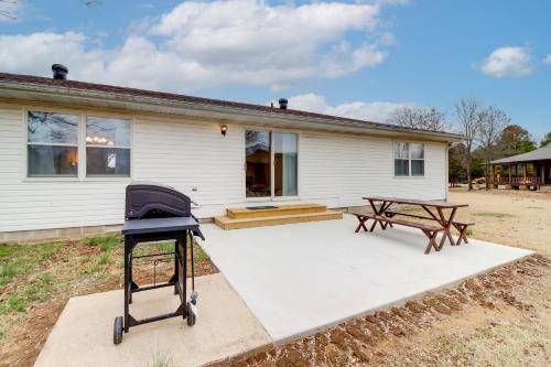 Henderson Home w/Patio: 1 Mi to Norfork Lake