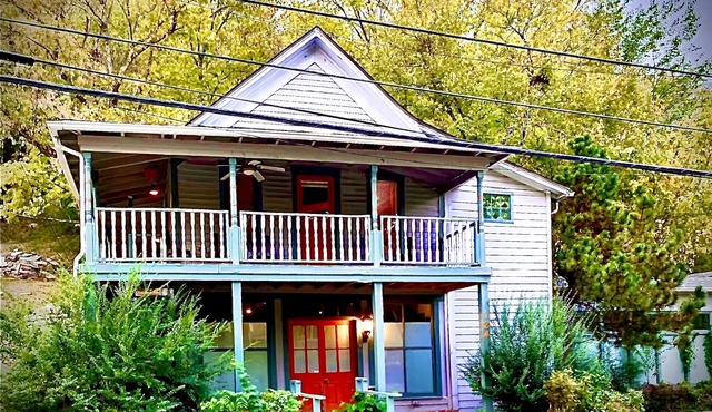 HGTV feature Main St d’town! 3 cozy units, sleeps 16 w Private Bar + gameroom!