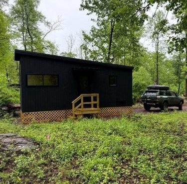 Hickory: Minimalist Escape for 2 in a Cozy Cabin with Serene Vibes in Pennsylvania