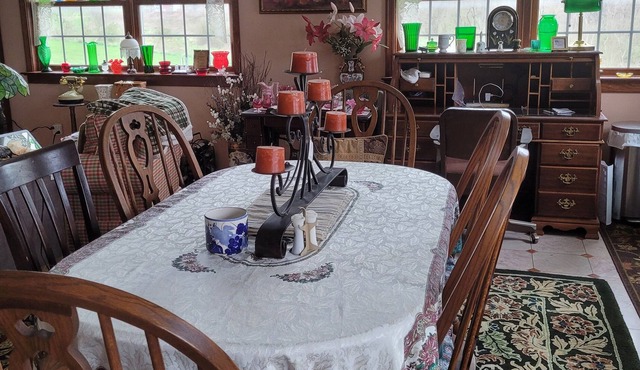 Hidden Gem, 2 BR 2 BA Sleeps 4, Wooded area . No Pets Parking for 1 car only