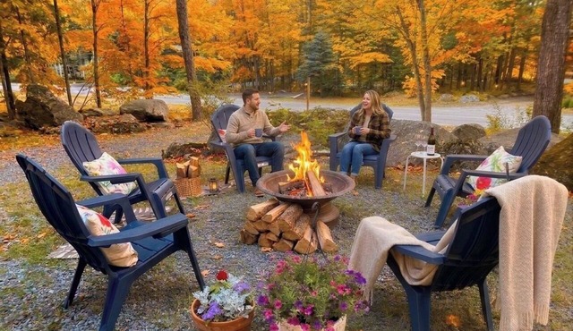 HIDEOUT 3BR RETREAT BIG DECK,GAME RM, FIREPIT,FIREPLACE 6BIKES KAYAKS GOLF POOLS