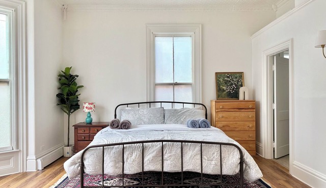 Hip Historical First Fl 1BR Downtown King size bed