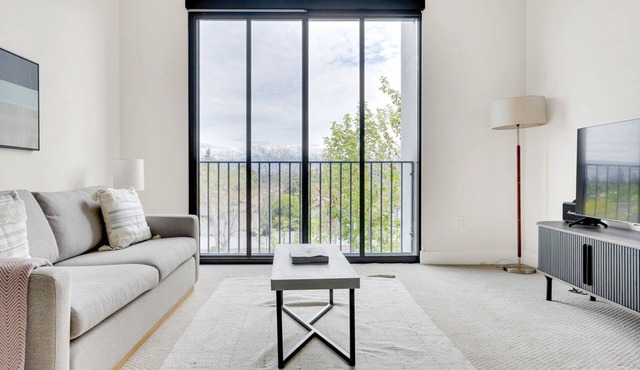 Hip Santana Row 1BR w/Pool & Gym, 10 mins to Google, by Blueground