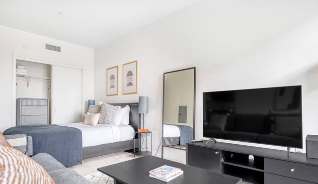 Hip Santana Row Studio w/ Pool & Gym, 10 mins to Google, by Blueground