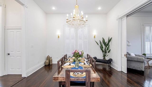 Historic Sallie Peay House - Luxe Downtown Retreat