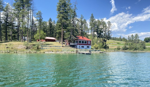 Historic Waterfront Cottage on Foys Lake