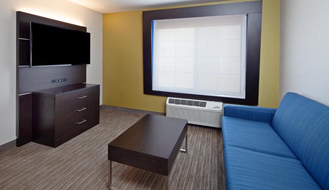 Holiday Inn Express & Suites Oakland - Airport by IHG