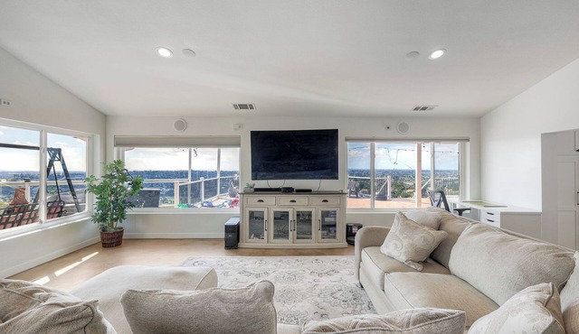Home in the Sky! Relax in 4br/2ba Home with Amazing Panoramic SD views.