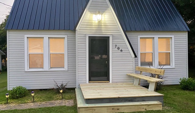 Home Town Getaway - 2 bed 1 bath home - close to town!