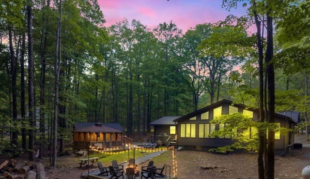Hot Tub, Fire Pit, Gazebo & Arcade | Sleeps 8