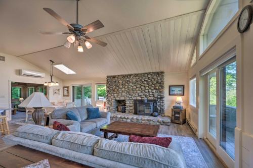 House w/Balcony ~ 5 Mi to Cranmore Resort!