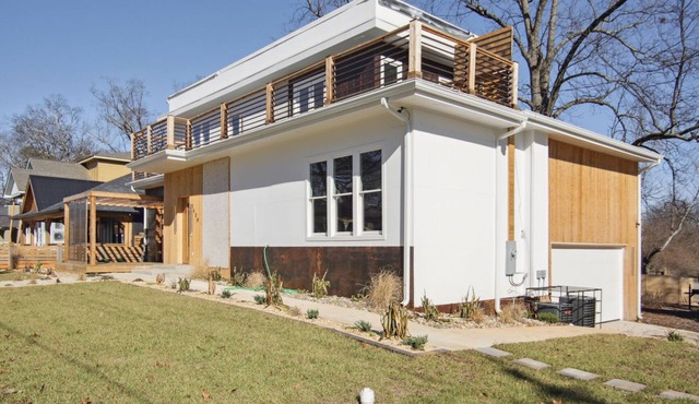 House with large decks, belt line restaurants very