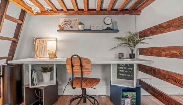 Huge Desk - Central - Soak Tub - Walkscore 98