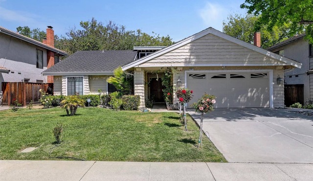 Ideal location close to shopping , parks, lake.
