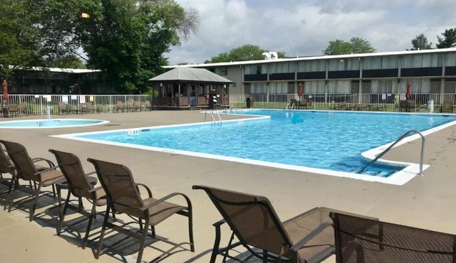 Just What You Were Looking For! Free Breakfast, Onsite Pool, Free Parking!
