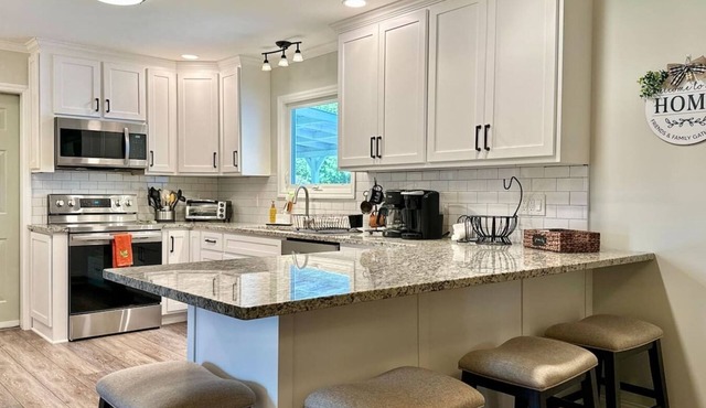 King size bed, Air Conditioning, 1.4 miles to All Star Village