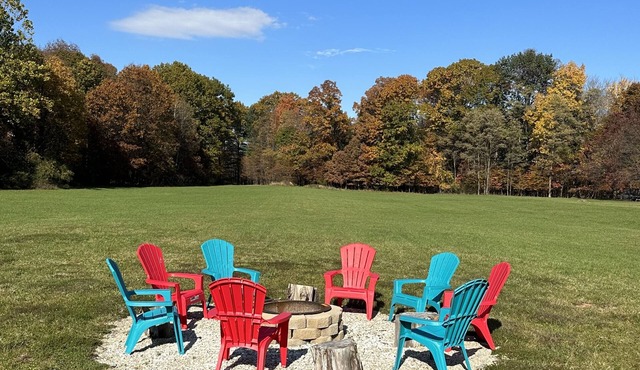 King size bedroom/Outdoor fire pit, Game Room. Cozy getaway cottage