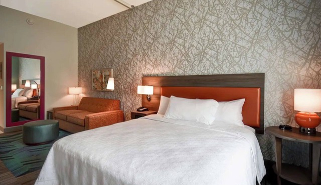 King Studio Escape w/Indoor Pool, BBQ Area & Nearby Dining Spots + Breakfast