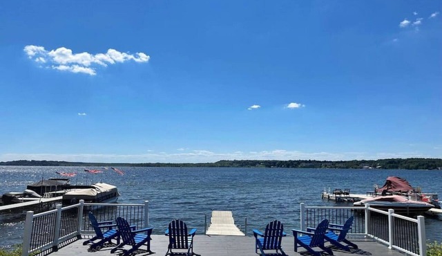 Lake home & cottage,mins to track & downtown