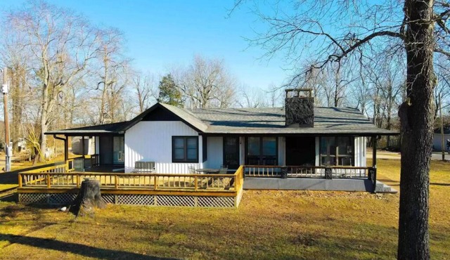 Lake Norfork view & access in a spacious oasis, sleeps 14, near Mountain Home!