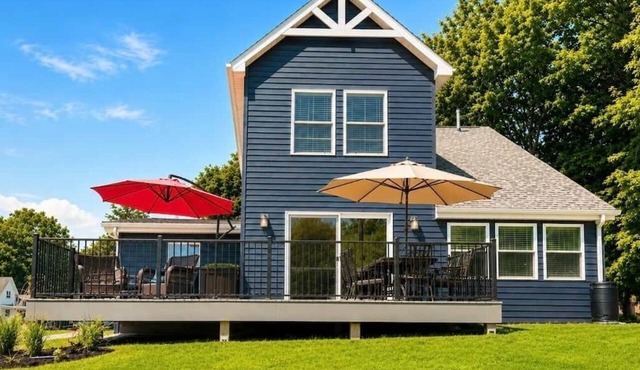 Lake Views & Sunsets Close to Beach & Lighthouse