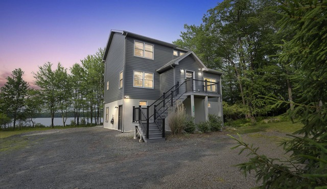 LAKEFRONT BLISS! Private Dock, Fishing, Kayaks, Community Indoor Pool!