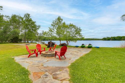 Lakefront Cabin: Kayaks, Paddle Boards & Fishing