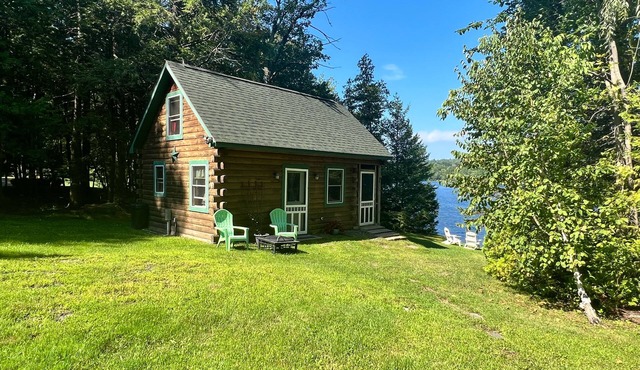 Lakefront, dog-friendly cottage with screened porch, firepit, WiFi & lake access