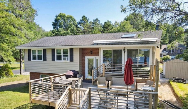 Lakefront Getaway 4 Bedrooms 2 Baths