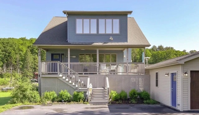Lakefront House on Harveys Lake with dock on Lakeside!