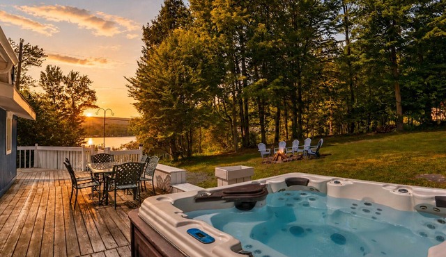 Lakefront, Private Dock, Boats, Hot Tub, Fire Pit, Family Friendly
