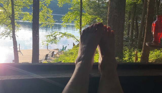 Lakefront Rustic 1930s dog friendly Cabin w/lg screened porch near Lake George