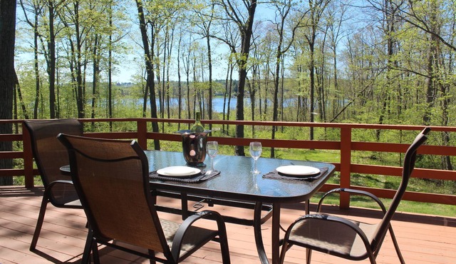 Lakefront vacation rental near Saratoga race track