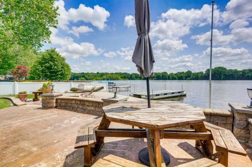 Lakefront Vacation Rental ~ 10 Mi to Shipshewana! in Howe