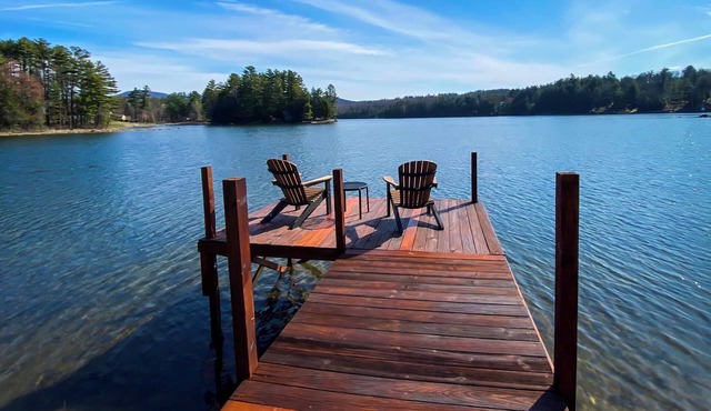 Lakeshore Cottage- Family and Pet Friendly, Lakefront, Fireplace, and Gameroom