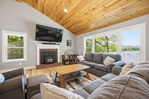 Lakeside Escape on Crescent Lake with Sauna Fire Pit