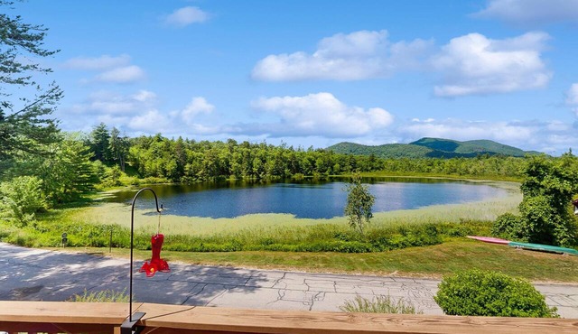 Lakeside Escape: views and walk to beach