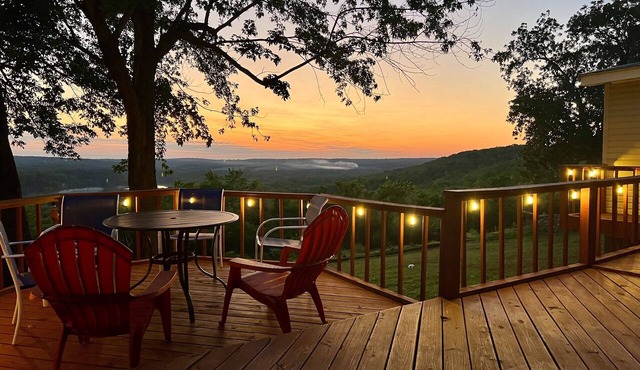 Lakeview Sunset Oasis Retreat on Pettit Mt near Tahlequah, 4 min drive to lake