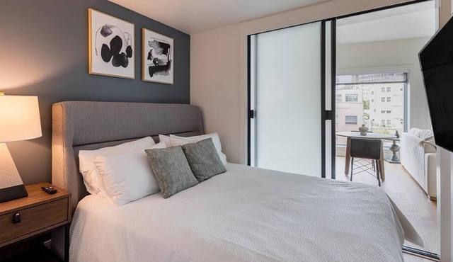 Landing at Konrad on the Park - 1 Bedroom in Cathedral Hill