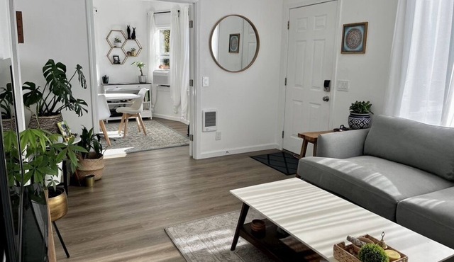 Large 1BD/1BA Private Cottage. Great Location - Walk to everything!