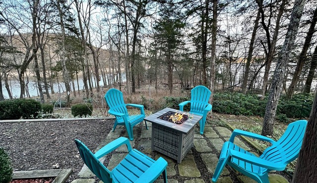Large 4 BR Beaver Lake Water Front Home - Kayaks, Fire Pit, Direct Water Access