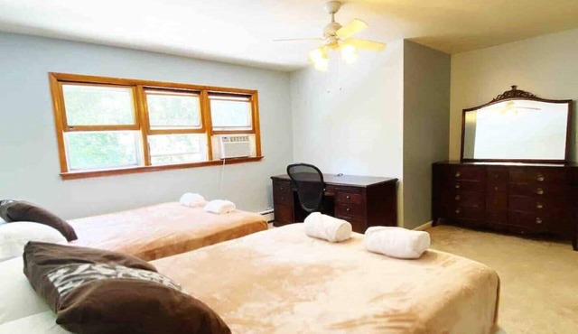 Large,Cozy,Bright Apartment, Business Themed.