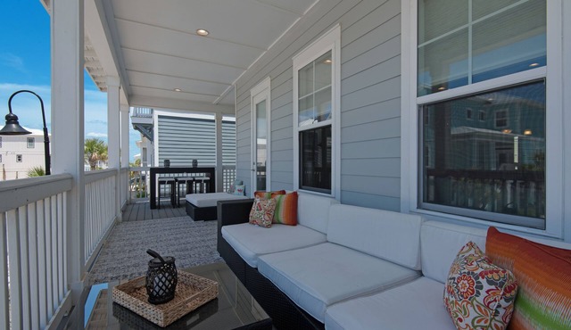 “Latitude Adjustment “ Stunning Beach Home! Kayak/Paddleboard, Bikes, Pool