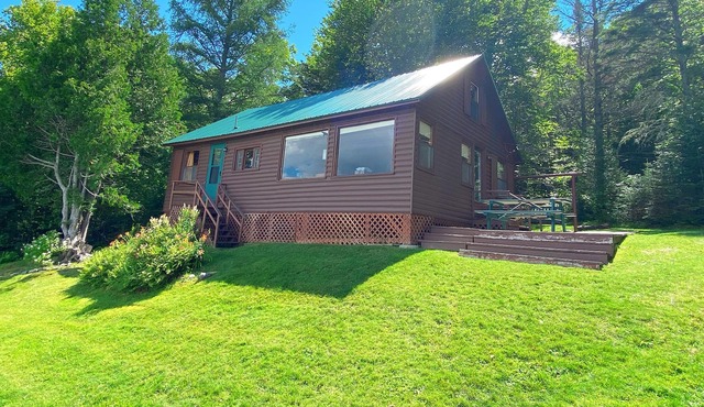 🐾Linn Lakeside - Very private, rustic cottage on 400 feet of Rangeley Lake frontage, dog friendly