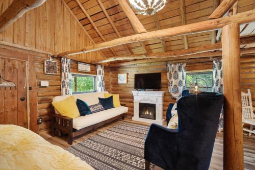 Log cabin-Kitchen-Front porch-Queen-The Velvet Rooster