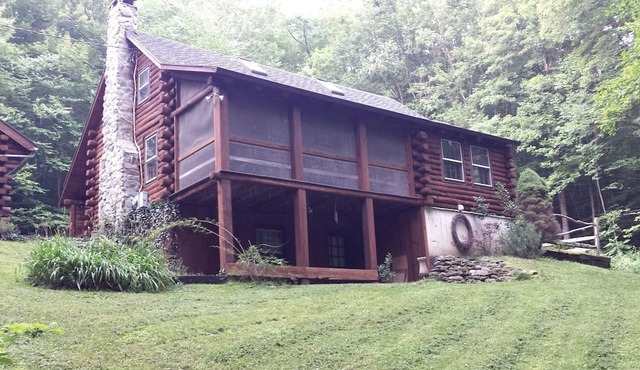 Log Cabin Rental for Eight Guests with Walk-Out Bedroom near Manchester, Vermont